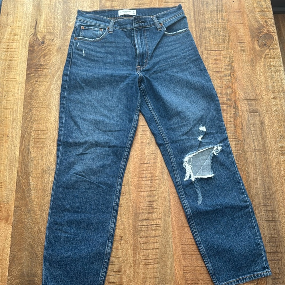 Abercrombie & Fitch Mom High Rise Jeans. Size 27/4. Hardly worn.